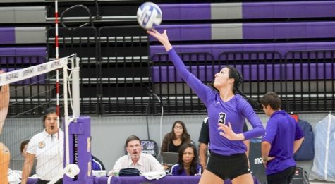 Violet Volleyball Lengthens Win Streak