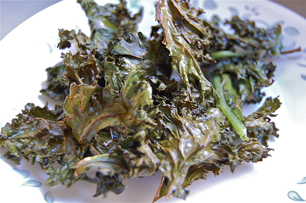 Snack healthy with homemade kale chips