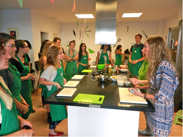 NYU Madrid students participate in culinary workshop