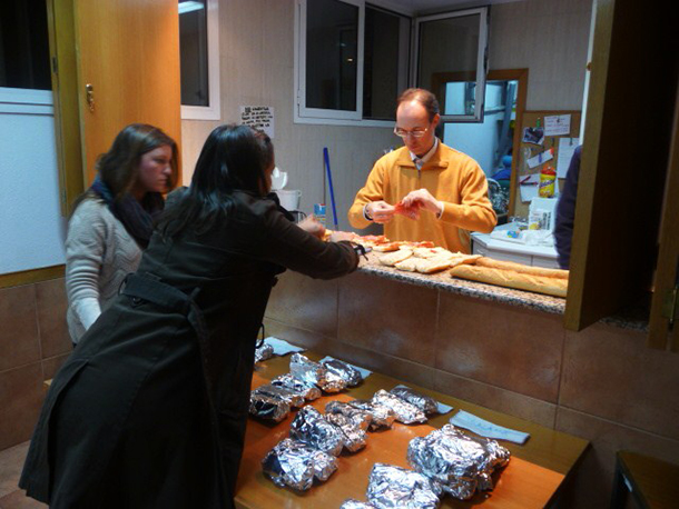 NYU Madrid students volunteer with non-profit group to help homeless