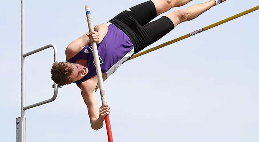 Tom+Longabaugh+finishes+fourth+for+pole+vaulting+at+the+Metropolitan+Indoor+Championships.