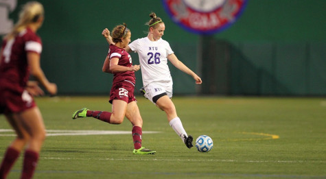 Women’s soccer wins while men’s team struggles