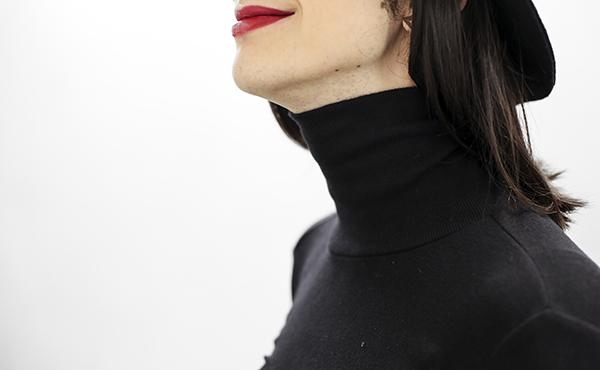 As winter approaches, many people choose turtlenecks over scarves to stay warm.