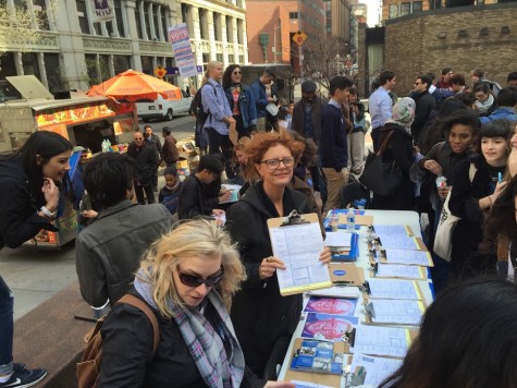 Susan Sarandon helped NYU students register to vote on Thursday in the Stern plaza.