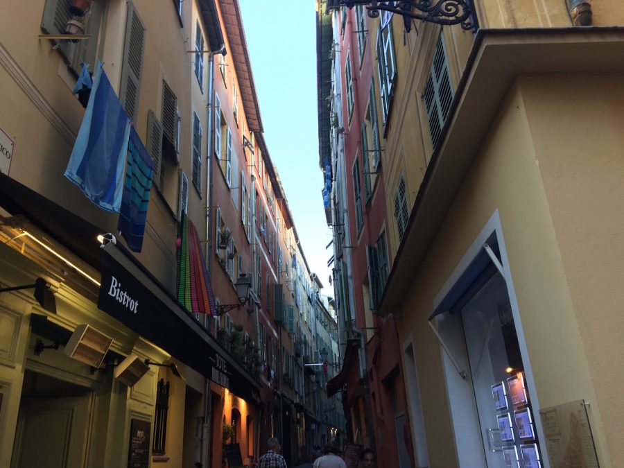 When+the+weather+allows+for+it%2C+students+at+NYU+Paris%2C+like+local+Parisians%2C+hang+their+laundry+outside+their+balconies+to+dry.