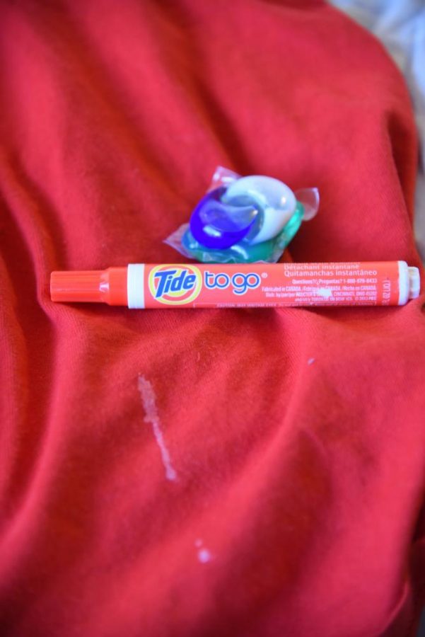 Tide+To-go+pen+is+the+easy+first+step+to+remove+stains+on+your+clothes+before+you+put+them+into+the+washing+machine+or+any+other+kind+of+cleaning.+%0A