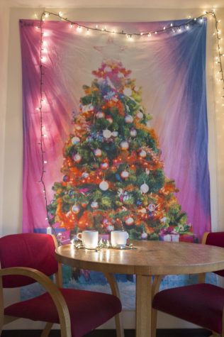 Easy Dorm Room Decorations for the Holiday Season