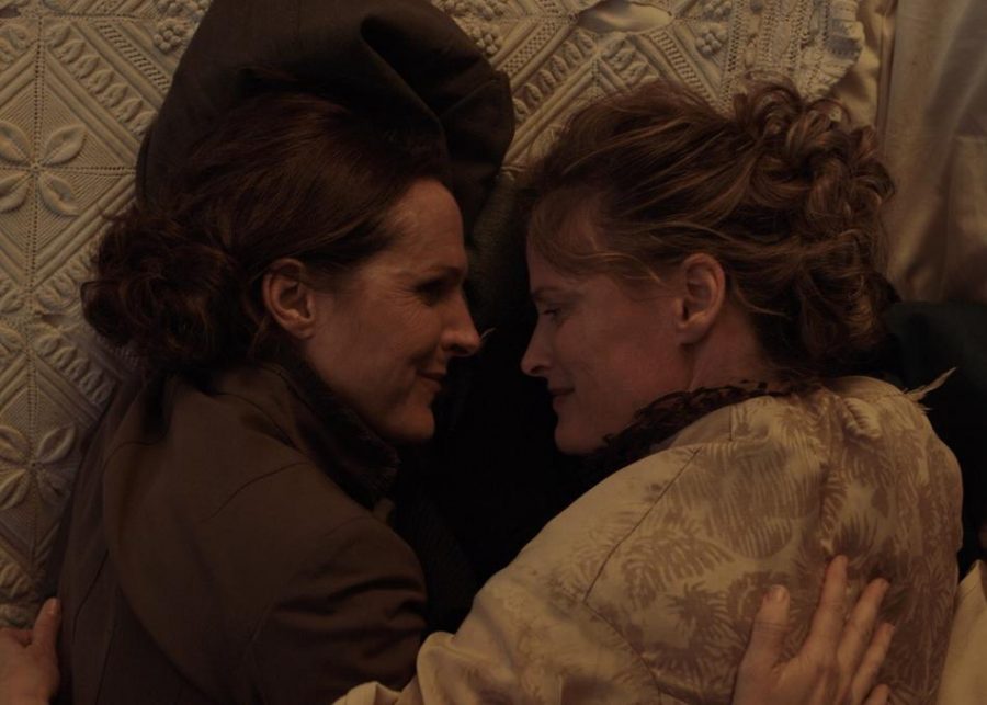 A+scene+from+Madeleine+Olnek%E2%80%99s+new+film+%E2%80%9CWild+Nights+with+Emily%2C%E2%80%9D+starring+Molly+Shannon+and+Susan+Ziegler+as+Emily+and+Susan%2C+respectively.