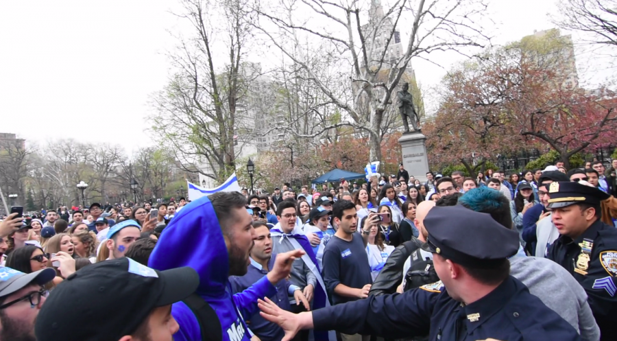 A+screenshot+from+a+video+of+the+fight+breaking+out+in+Washington+Square+park.